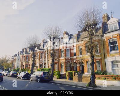 Viktorianischen Reihenhäusern auf einer Straße in Stoke Newington, London, Hackney, Großbritannien Stockfoto