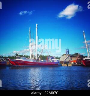 Eine Garnele Boot ist auf einem sonnigen Tag im Bayou La Batre, Alabama angedockt. Stockfoto