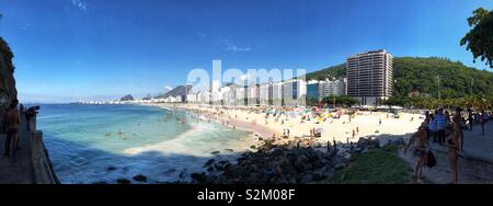 Einen Panoramablick auf den Strand von Copacabana in Rio de Janeiro, Brasilien. Stockfoto