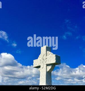 Kreuz Grabstein mit Himmel im Hintergrund Stockfoto