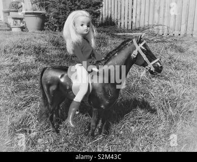 Sindy reitet wieder. Schwarz-weiß Foto von 1970 Sindy und Pferd. Stockfoto