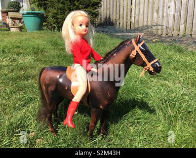 Sindy reitet wieder. 1970 Sindy Puppe und Pferd. Stockfoto