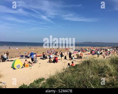 Urlauber genießen die Sonne am Strand von Benllech, Anglesey am Ostersonntag, wenn die Temperaturen 20C erreicht 21. April 2019 Stockfoto