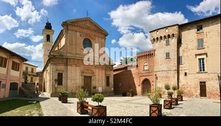 Mittelalterliche Kirche und Schloss in San Marzano Oliveto, Piemont südlich der Stadt Asti, Italien. Stockfoto