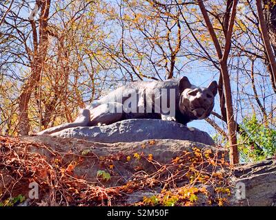 "Noch Jagd "Cougar Skulptur, Osten fahren, "Cat Hill", Central Park, NYC Stockfoto