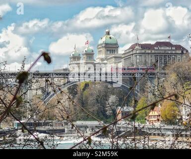 Schweizer Parlament Gebäude mit Kirchenfeldbrücke und Hotel Bellevue, Bern, Schweiz Stockfoto