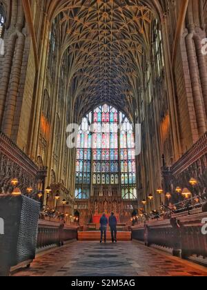 Enorme Gewölbe der Kathedrale von Gloucester eine der größten Glasmalereien in Europa, Stockfoto