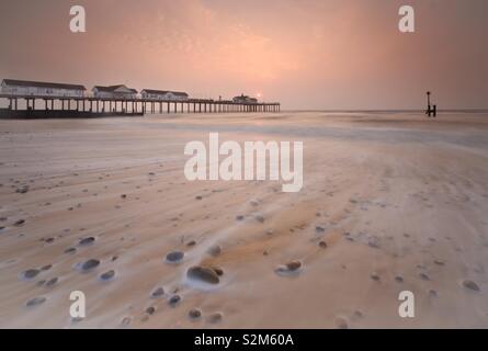 Southwold Pier in Suffolk bei Sonnenaufgang Stockfoto