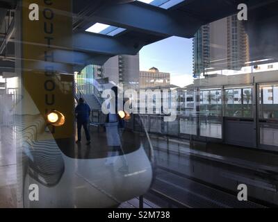 LAS VEGAS, Nevada, USA, April 2019: Reflexionen von Gebäuden und Besucher abstrakte Komposition an der Monorail Station als Zug zieht in die Plattform Stockfoto