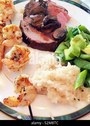 Close up Flach einer ausgewogenen Mahlzeit von Rinderfilet, Garnelen, Reis und Gemüse, USA Stockfoto