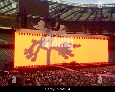 U 2, The Joshua Tree weltweite Tour, zum Gedenken an den 30. Jahrestag ihrer 1987 Album The Joshua Tree. Twickenham, London, Großbritannien, 8. Juli 2017. Stockfoto