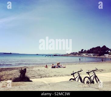Sonnenbaden und Fahrräder am Strand Bacvice, Split, Kroatien. Stockfoto