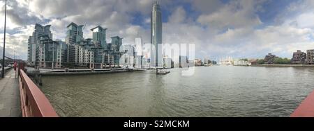 Panorama von der Vauxhall Bridge über die Themse mit Vauxhall Tower und St George Wharf, London, Großbritannien. Stockfoto