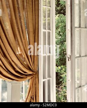 Sunporch Im Frühjahr mit Sackleinen drapiert Stockfoto