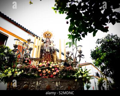 Ein Bild der Jungfrau vom Berg Karmel ist während der Semana Santa in Prado del Rey, Cadiz, Andalusien, Spanien angezeigt Stockfoto