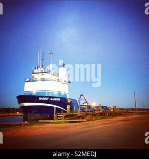 Ein Frachtschiff in Bayou La Batre, Alabama angedockt. Stockfoto