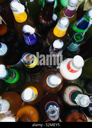 Viele geöffnete Flaschen Bier Stockfoto