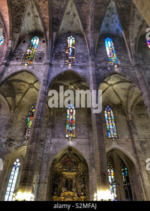 Glasfenster in der Kathedrale von Mallorca Stockfoto