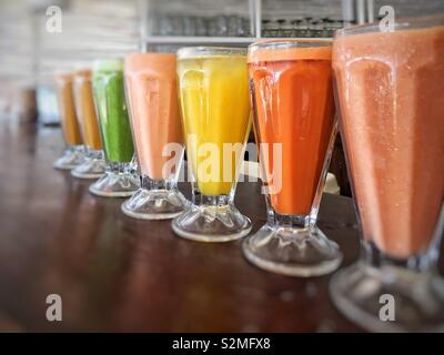 Smoothie und frische Säfte im Saft bar Cafe in Mexiko auf. Stockfoto