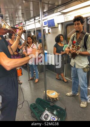 Straßenmusikanten in Rio de Janeiro die U-Bahn. Stockfoto
