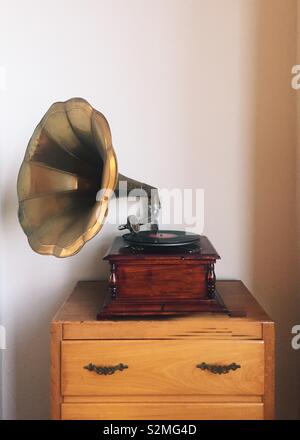 Eine alte gramaphone auf einer Kommode. Stockfoto