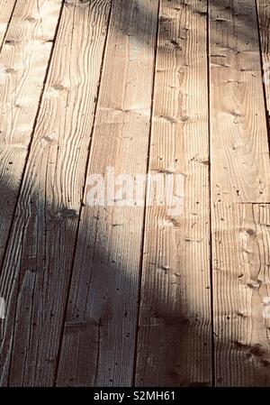 Abstrakte Sicht von frischem Holz, Sonne, Knoten Stockfoto