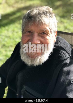 Elder gentleman Alter 86 in seinem Hof. Ein gesunder Lebensstil hat ihn Jungen gehalten! Stockfoto