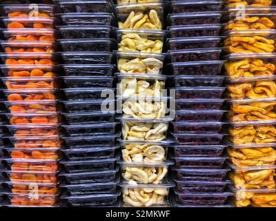 Gestapelter Kunststoff Behälter voll von getrockneten Aprikosen, Pflaumen, getrocknet Äpfel, getrocknet Cranberries und andere auf dem Display und für den Verkauf auf dem lokalen Markt produzieren. Stockfoto