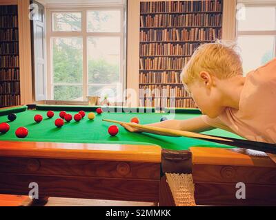 Junge spielt Snooker Stockfoto