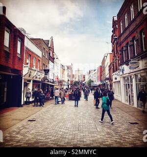 Blick auf den Peascod Straße in Richtung Windsor Windsor Castle. Käufer und Touristen besetzt sind vorbei. Stockfoto