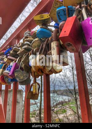 Lovelocks hängen auf einer Brücke in Niagara Falls, Kanada. Stockfoto