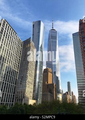 New York, NY - 30. April 2019: One world trade Observatory mit anderen Gebäuden Stockfoto