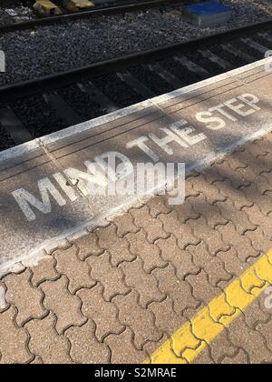 Achtung Stufe!!! Hasse Bahnsteig Hinweisschild. In Yate GROSSBRITANNIEN Stockfoto