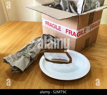 Paket mit "Fragile" mit Verpackung und gebrochene Stück China Stockfoto