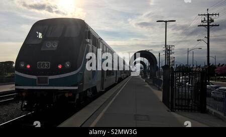 BURBANK, CA, APRIL 2019: Metrolink S-Bahn am neu eröffneten North Burbank Airport Station angehalten. Durch die Nachmittagssonne mit Hintergrundbeleuchtung Stockfoto