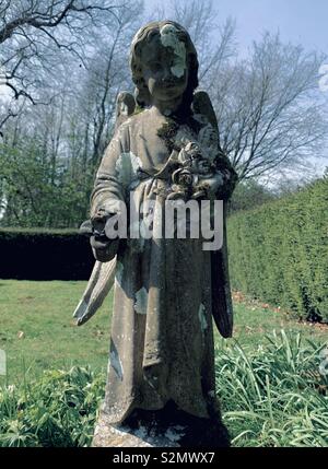 Alte Engel Statue auf einem Friedhof Stockfoto