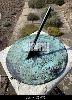 Sonnenuhr, alte Grünspan Metall 2 o'clock angezeigt Stockfoto