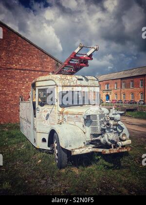 Verfallende alte Feuerwehrauto an Weedon Depot, Großbritannien Stockfoto