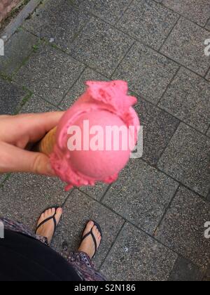 Erste Eis in diesem Sommer Stockfoto