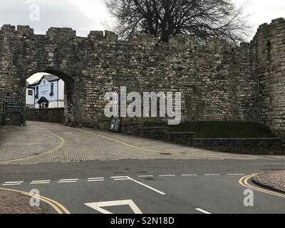 Black Boy Inn, Caernarfon, durch das Schloss an der Wand gesehen. Stockfoto