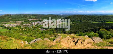 Panoramablick vom Garth Berg, der über die Landschaft in Richtung Cardiff und dem Bristol Channel, Mai. Stockfoto