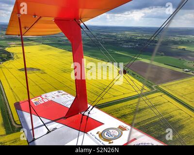 Ansicht eines Gras Flugplatz aus einem offenen Cockpit Doppeldecker Stockfoto