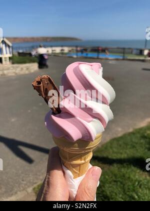 Erdbeere und Vanille Eis mit Schokolade Flake Stockfoto