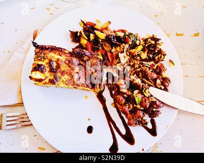 Tortilla mit dem Nahen Osten Salate Stockfoto
