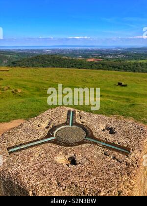 Trigonometrischer Punkt auf dem Garth Mountain, South Wales in Cardiff und dem Bristol Channel. Stockfoto