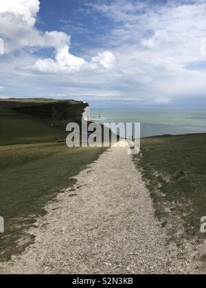 Anzeigen von Beachy Head und Belle Tout Lighthouse, East Sussex, Großbritannien Stockfoto