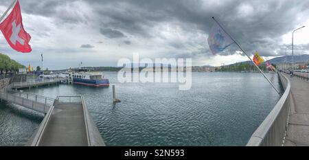Panoramablick auf den Genfersee - Lac Leman Schweiz in einem bewölkten im April Stockfoto