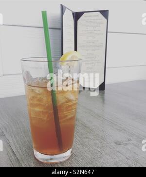 Ein Arnold Palmer (Limonade und Eistee) auf einem Tisch in einem Restaurant Stockfoto