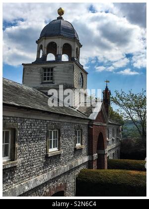 Der Uhrturm am Glynde Glynde Ort, Dorf. Das Haus wurde 1569 gebaut und im Laufe der Jahre hinzugefügt. Stockfoto