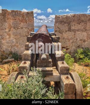 Alte Kanone im Fort auf Comino Insel über den Gozo Straße in Richtung Malta Stockfoto